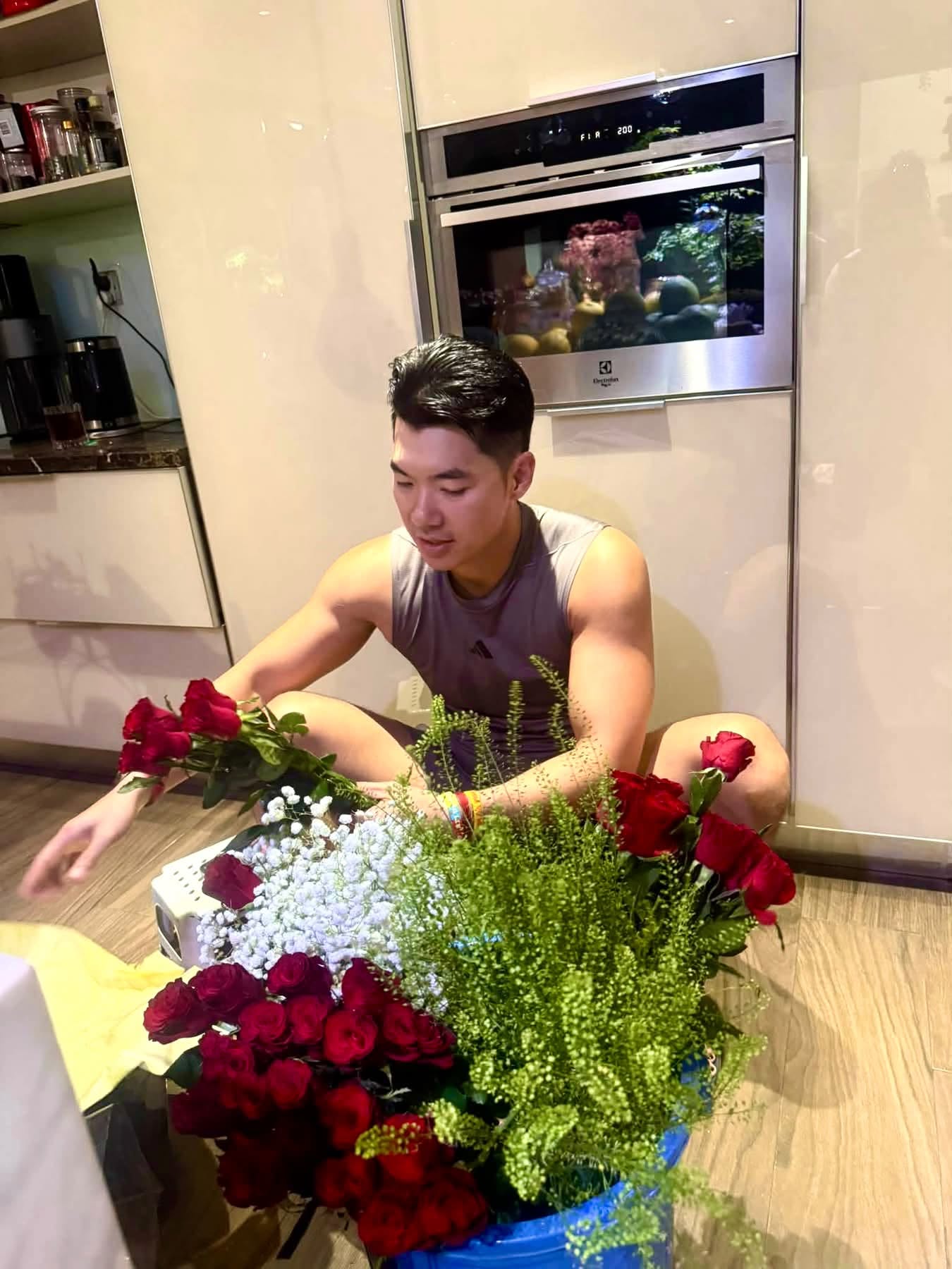 Nam nghệ sĩ SN 1991 qu&ecirc; TP.HCM bỏ showbiz ra H&agrave; Nội lấy vợ hơn 15 tuổi: "Ấm &aacute;p nh&eacute; vợ y&ecirc;u"- Ảnh 1.