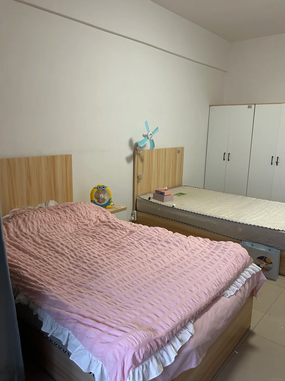 Ph&ograve;ng trọ 2 giường đơn c&ocirc;ng ty cấp cho nữ kế to&aacute;n SN 2002 khiến c&ocirc; kh&ocirc;ng ngủ nổi- Ảnh 3.