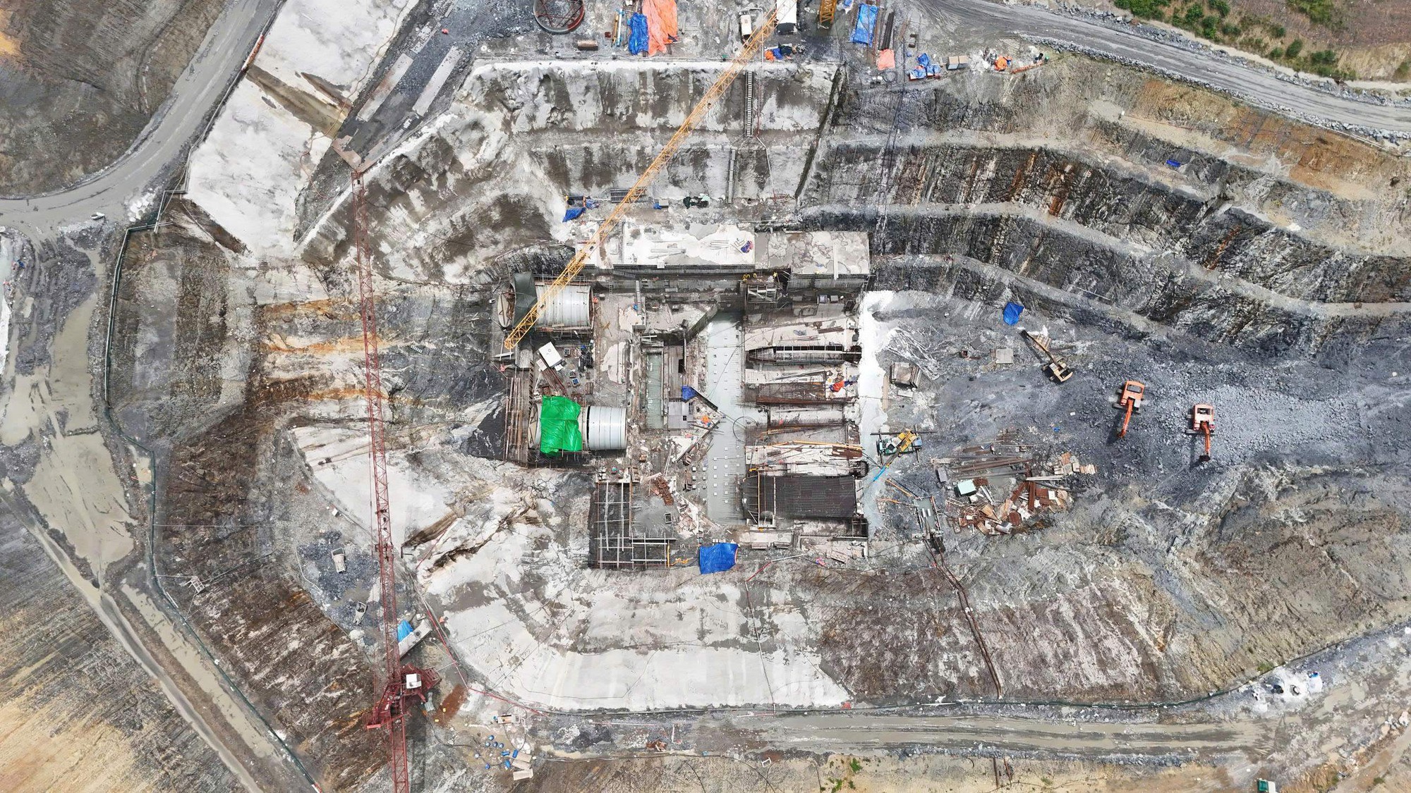 &ldquo;L&ecirc;n đời&rdquo; đại c&ocirc;ng tr&igrave;nh của Việt Nam: Đ&agrave;o 400.227 m3 đất đ&aacute;, đổ 48.354 m3 b&ecirc; t&ocirc;ng, lắp đặt 2.103 tấn thiết bị- Ảnh 1.
