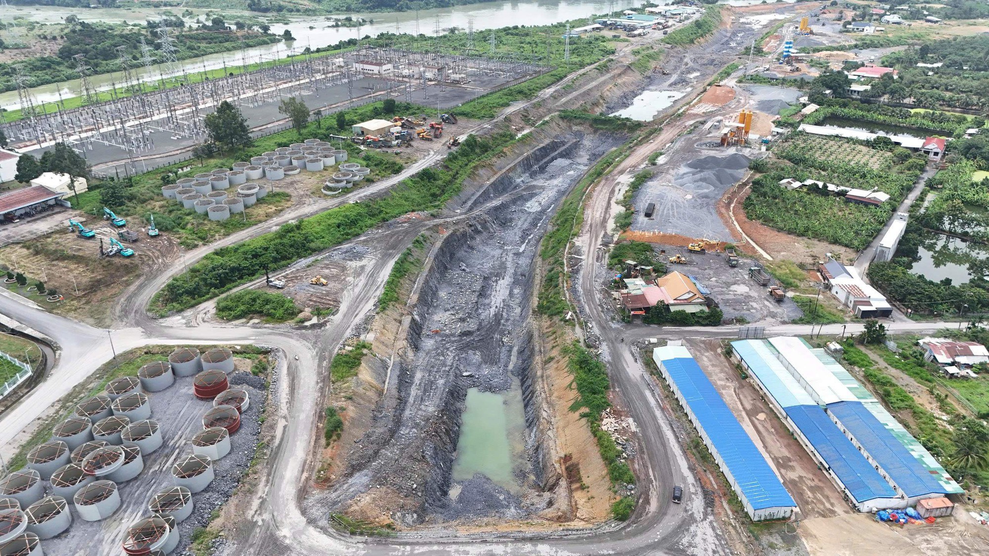 &ldquo;L&ecirc;n đời&rdquo; đại c&ocirc;ng tr&igrave;nh của Việt Nam: Đ&agrave;o 400.227 m3 đất đ&aacute;, đổ 48.354 m3 b&ecirc; t&ocirc;ng, lắp đặt 2.103 tấn thiết bị- Ảnh 3.