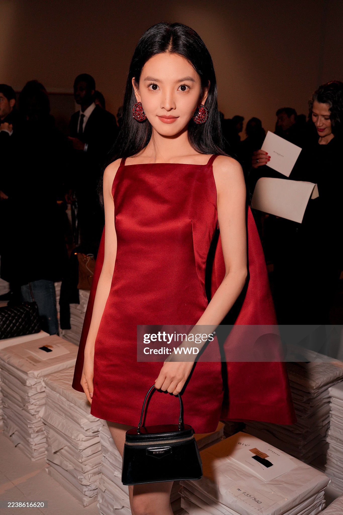 Chương Nhược Nam mặc sến đi fashion week, b&ugrave; lại được 1 điểm- Ảnh 9.