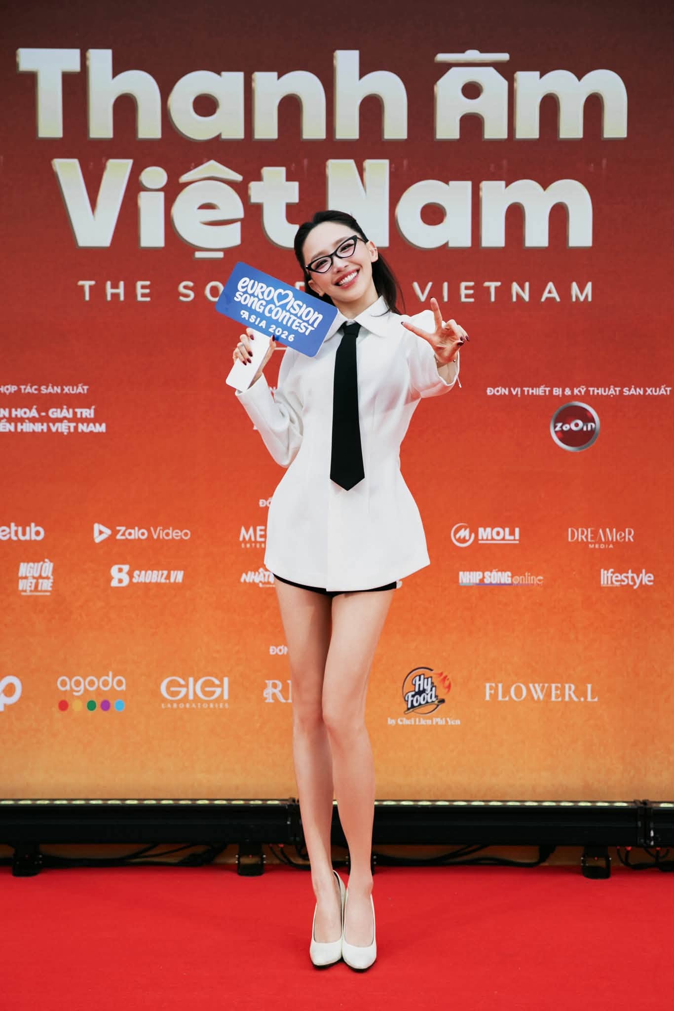 T&oacute;c Ti&ecirc;n l&agrave; &ldquo;em&rdquo; trong mọi vũ trụ của showbiz Việt?- Ảnh 8.