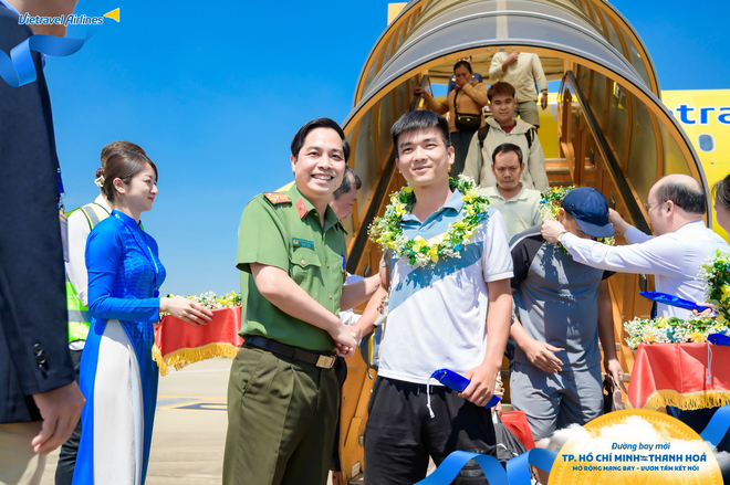 Đ&uacute;ng s&aacute;ng 1/10, chiếc Airbus đặc biệt chở hơn 100 h&agrave;nh kh&aacute;ch hạ c&aacute;nh s&acirc;n bay Thanh H&oacute;a, Gi&aacute;m đốc cảng h&agrave;ng kh&ocirc;ng trực tiếp c&oacute; mặt- Ảnh 4.