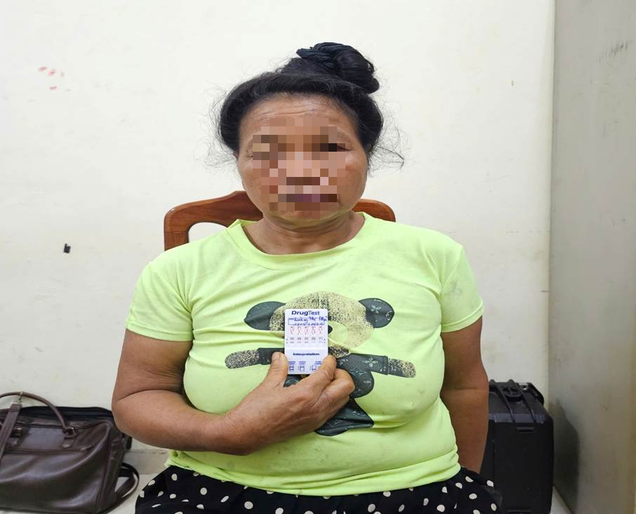 C&ocirc;ng an kiểm tra l&uacute;c 20 giờ, bắt giữ Qu&agrave;ng Thị Phủ 62 tuổi- Ảnh 1.