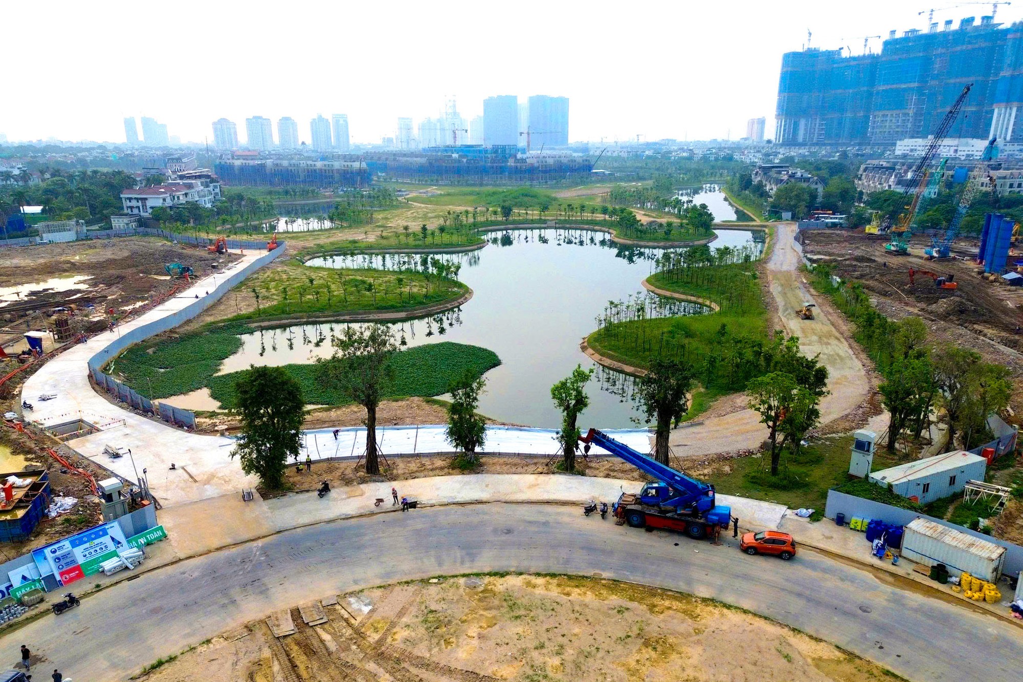 Soi tiến độ si&ecirc;u dự &aacute;n nằm tại khu đ&ocirc; thị "nh&agrave; gi&agrave;u" c&oacute; gi&aacute; đất đắt đỏ bậc nhất Thủ đ&ocirc;, chỉ c&aacute;ch Hồ T&acirc;y v&agrave;i ph&uacute;t di chuyển, s&aacute;t c&ocirc;ng vi&ecirc;n gần 70ha, kết nối loạt tuyến metro- Ảnh 9.