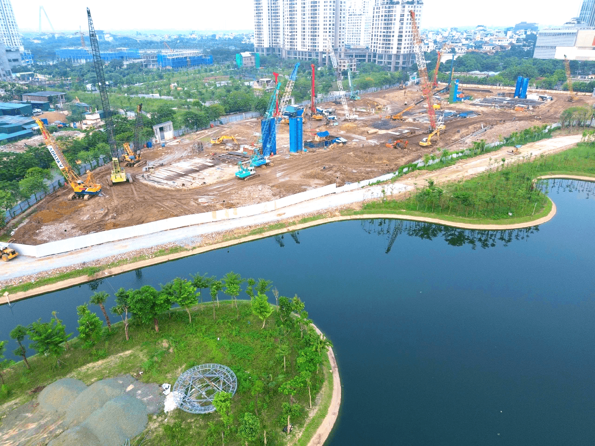 Soi tiến độ si&ecirc;u dự &aacute;n nằm tại khu đ&ocirc; thị "nh&agrave; gi&agrave;u" c&oacute; gi&aacute; đất đắt đỏ bậc nhất Thủ đ&ocirc;, chỉ c&aacute;ch Hồ T&acirc;y v&agrave;i ph&uacute;t di chuyển, s&aacute;t c&ocirc;ng vi&ecirc;n gần 70ha, kết nối loạt tuyến metro- Ảnh 4.