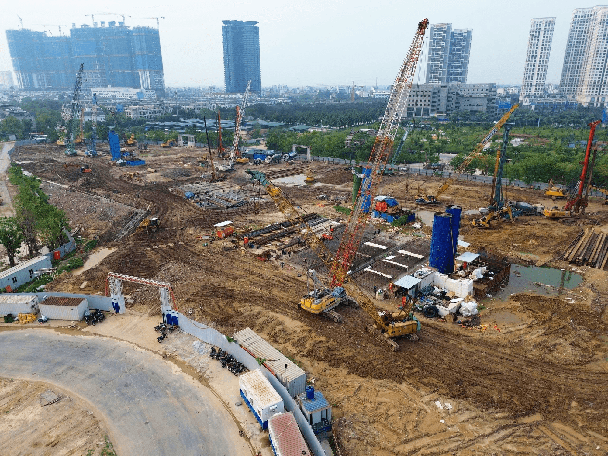 Soi tiến độ si&ecirc;u dự &aacute;n nằm tại khu đ&ocirc; thị "nh&agrave; gi&agrave;u" c&oacute; gi&aacute; đất đắt đỏ bậc nhất Thủ đ&ocirc;, chỉ c&aacute;ch Hồ T&acirc;y v&agrave;i ph&uacute;t di chuyển, s&aacute;t c&ocirc;ng vi&ecirc;n gần 70ha, kết nối loạt tuyến metro- Ảnh 7.