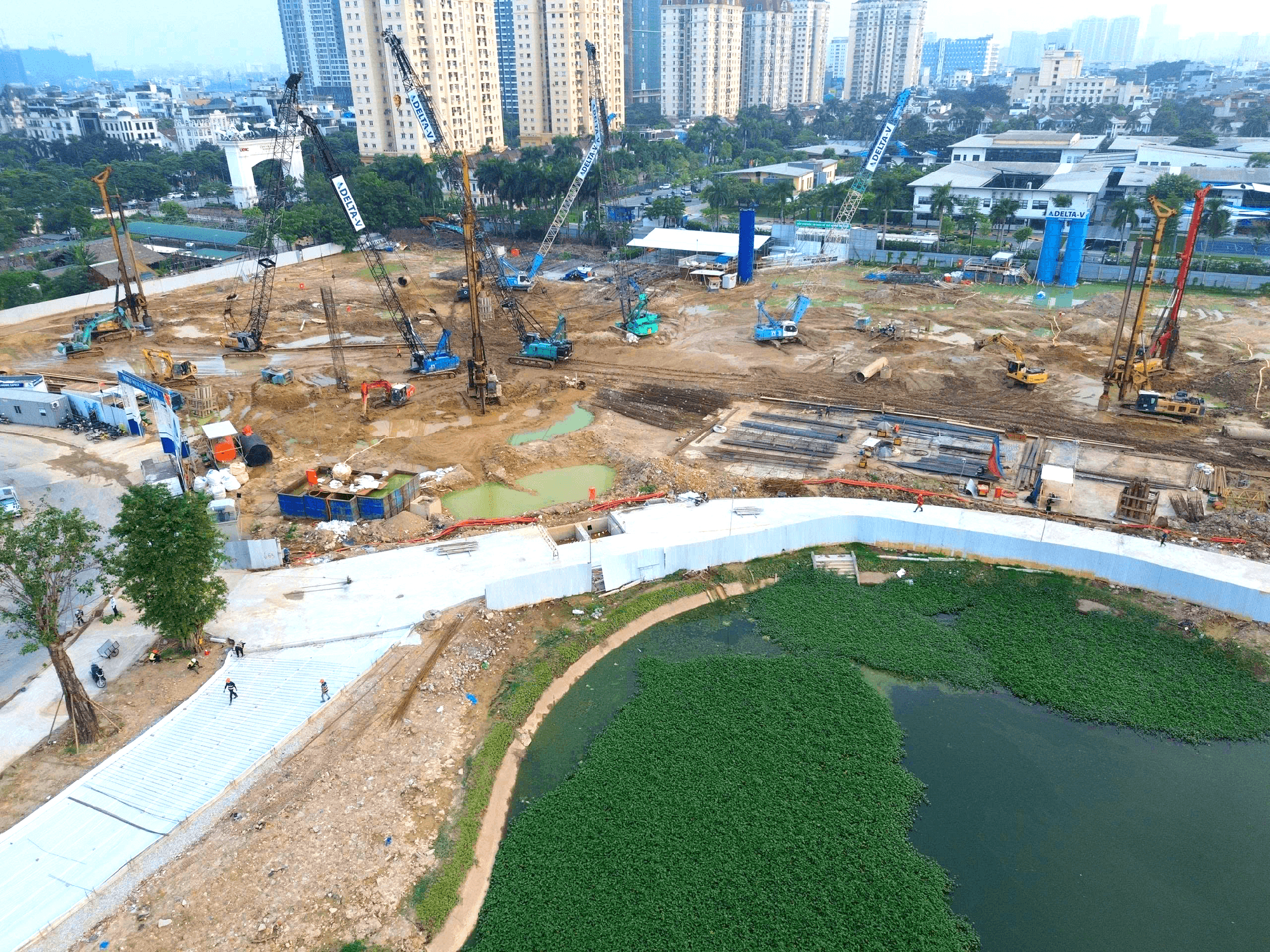 Soi tiến độ si&ecirc;u dự &aacute;n nằm tại khu đ&ocirc; thị "nh&agrave; gi&agrave;u" c&oacute; gi&aacute; đất đắt đỏ bậc nhất Thủ đ&ocirc;, chỉ c&aacute;ch Hồ T&acirc;y v&agrave;i ph&uacute;t di chuyển, s&aacute;t c&ocirc;ng vi&ecirc;n gần 70ha, kết nối loạt tuyến metro- Ảnh 6.