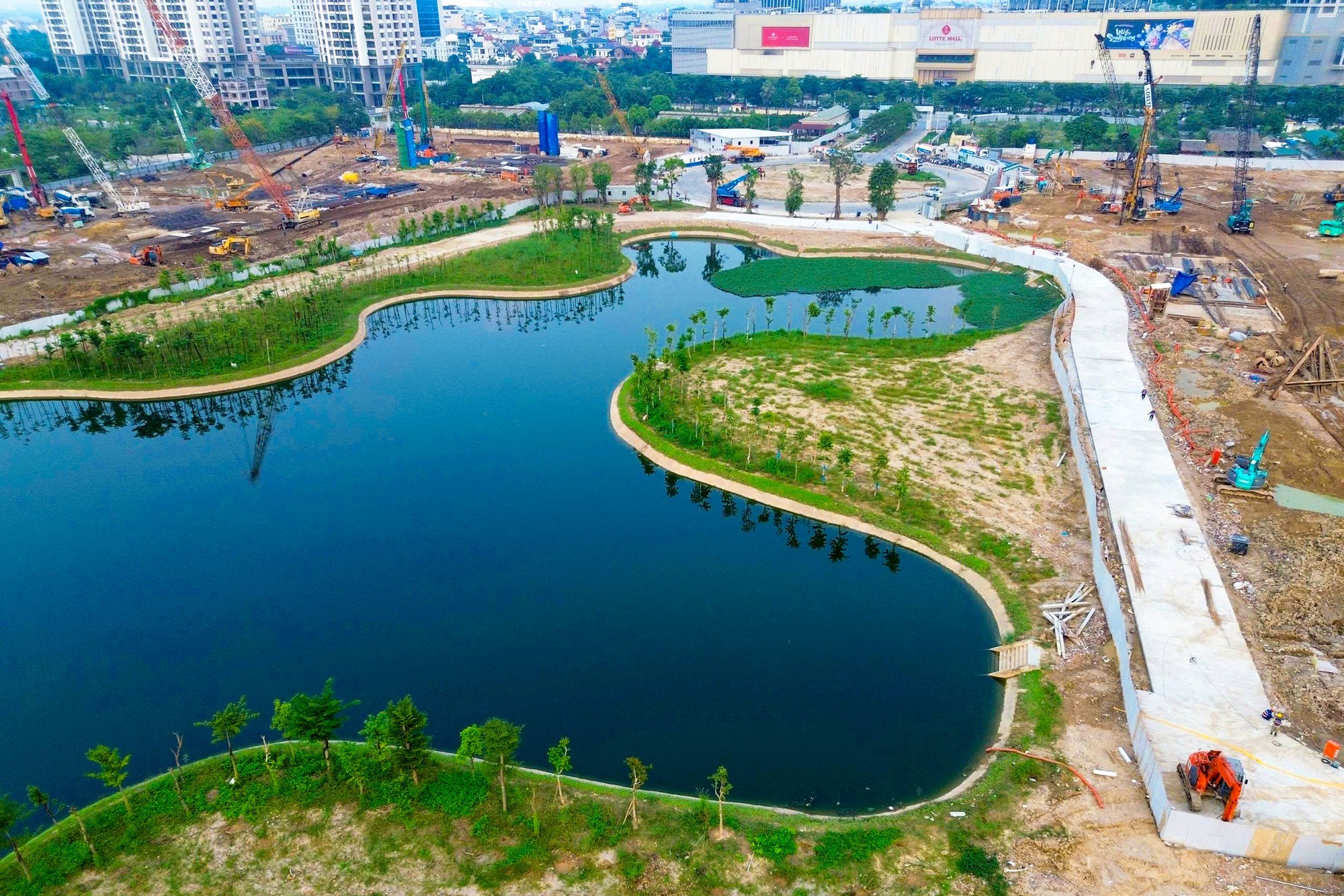 Soi tiến độ si&ecirc;u dự &aacute;n nằm tại khu đ&ocirc; thị "nh&agrave; gi&agrave;u" c&oacute; gi&aacute; đất đắt đỏ bậc nhất Thủ đ&ocirc;, chỉ c&aacute;ch Hồ T&acirc;y v&agrave;i ph&uacute;t di chuyển, s&aacute;t c&ocirc;ng vi&ecirc;n gần 70ha, kết nối loạt tuyến metro- Ảnh 1.