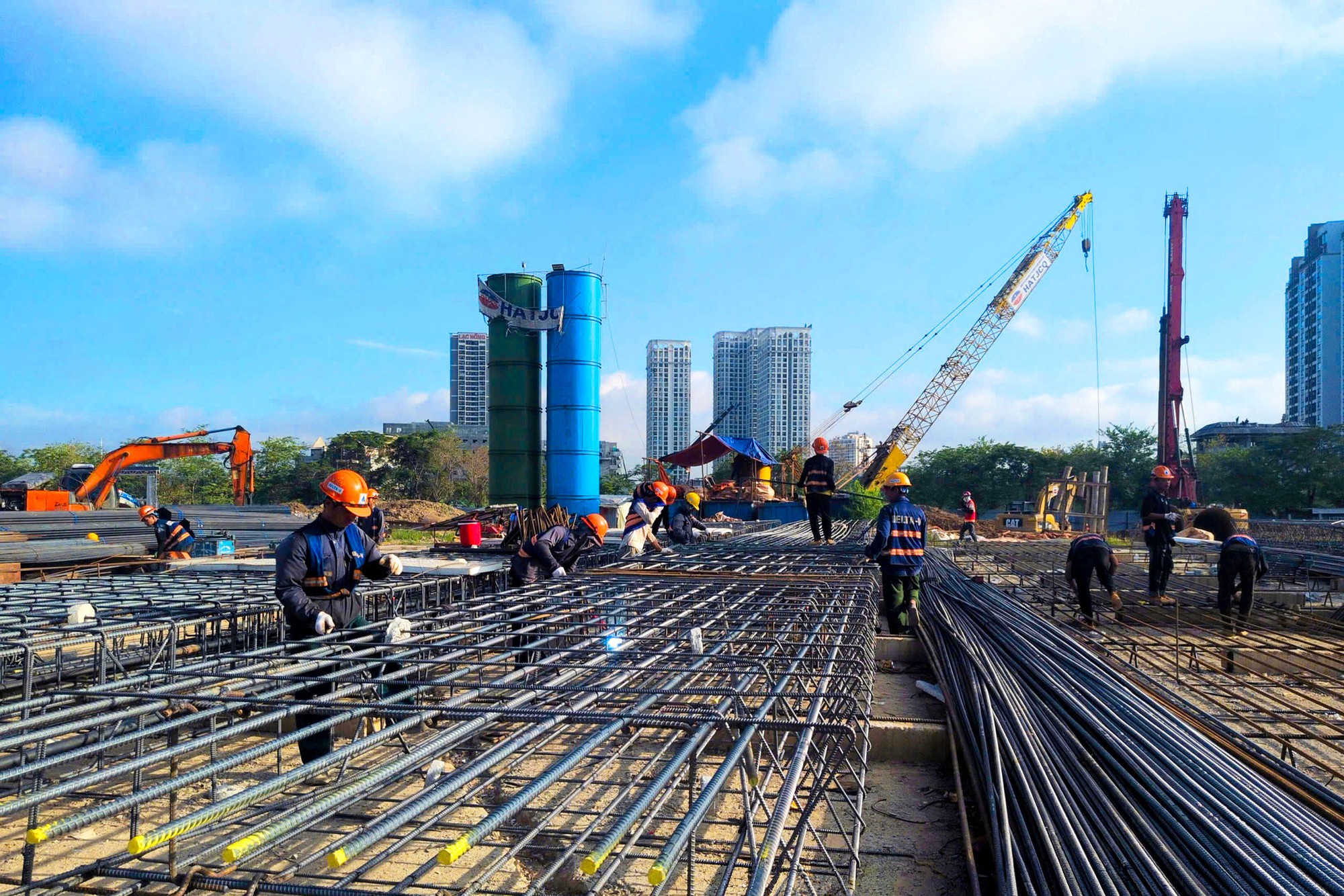 Soi tiến độ si&ecirc;u dự &aacute;n nằm tại khu đ&ocirc; thị "nh&agrave; gi&agrave;u" c&oacute; gi&aacute; đất đắt đỏ bậc nhất Thủ đ&ocirc;, chỉ c&aacute;ch Hồ T&acirc;y v&agrave;i ph&uacute;t di chuyển, s&aacute;t c&ocirc;ng vi&ecirc;n gần 70ha, kết nối loạt tuyến metro- Ảnh 5.