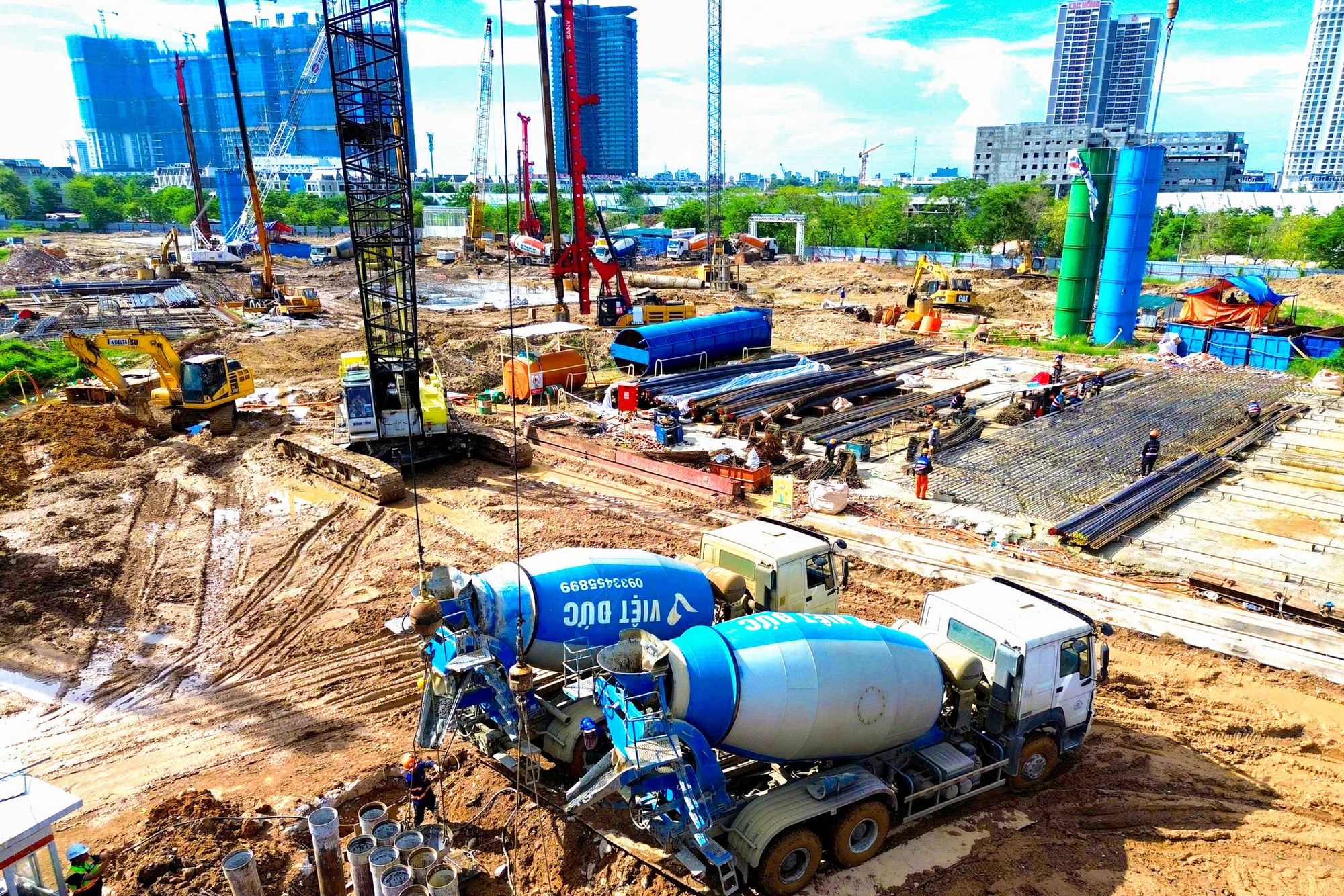 Soi tiến độ si&ecirc;u dự &aacute;n nằm tại khu đ&ocirc; thị "nh&agrave; gi&agrave;u" c&oacute; gi&aacute; đất đắt đỏ bậc nhất Thủ đ&ocirc;, chỉ c&aacute;ch Hồ T&acirc;y v&agrave;i ph&uacute;t di chuyển, s&aacute;t c&ocirc;ng vi&ecirc;n gần 70ha, kết nối loạt tuyến metro- Ảnh 10.