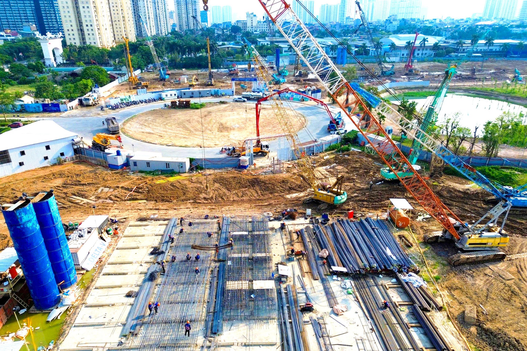 Soi tiến độ si&ecirc;u dự &aacute;n nằm tại khu đ&ocirc; thị "nh&agrave; gi&agrave;u" c&oacute; gi&aacute; đất đắt đỏ bậc nhất Thủ đ&ocirc;, chỉ c&aacute;ch Hồ T&acirc;y v&agrave;i ph&uacute;t di chuyển, s&aacute;t c&ocirc;ng vi&ecirc;n gần 70ha, kết nối loạt tuyến metro- Ảnh 3.