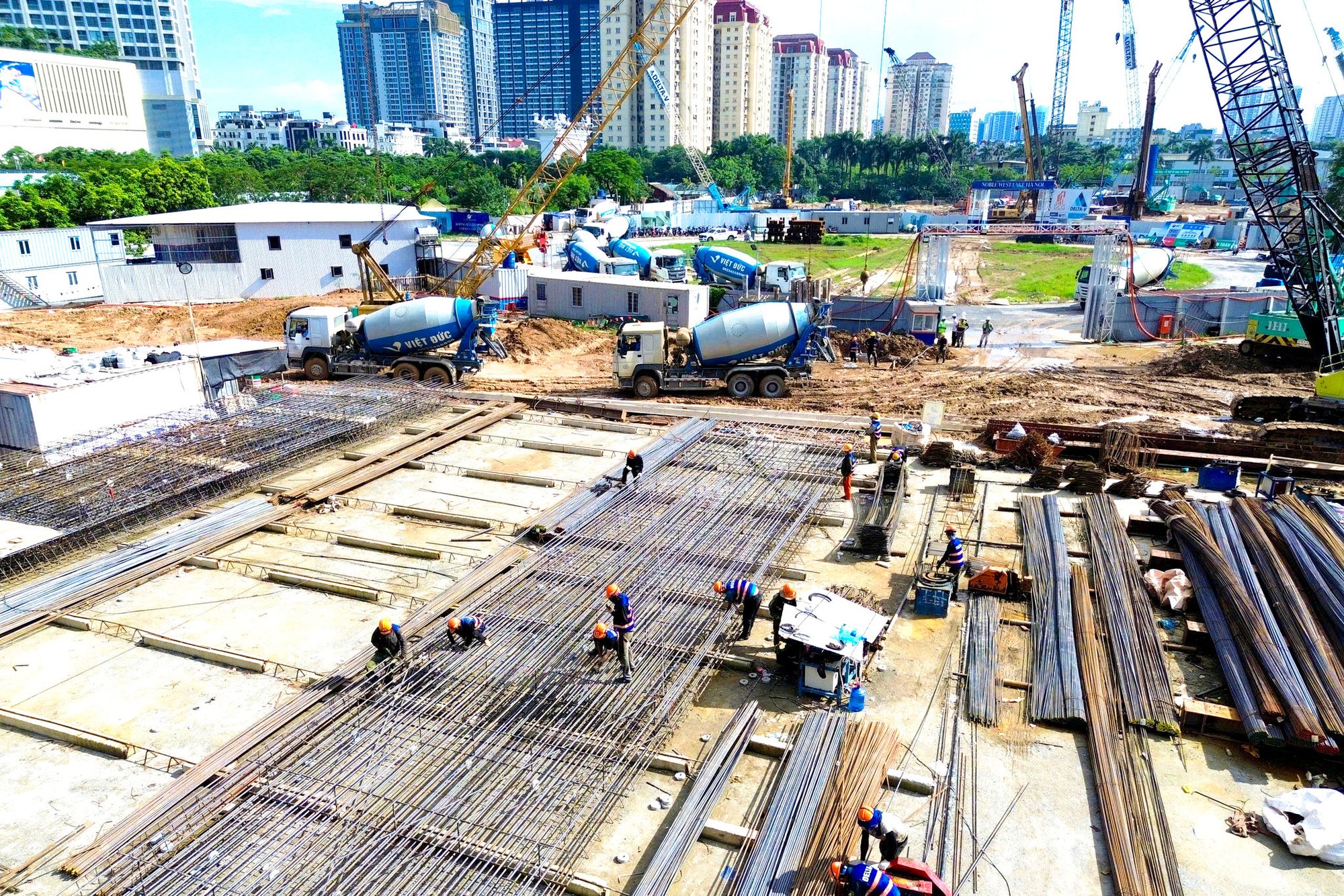 Soi tiến độ si&ecirc;u dự &aacute;n nằm tại khu đ&ocirc; thị "nh&agrave; gi&agrave;u" c&oacute; gi&aacute; đất đắt đỏ bậc nhất Thủ đ&ocirc;, chỉ c&aacute;ch Hồ T&acirc;y v&agrave;i ph&uacute;t di chuyển, s&aacute;t c&ocirc;ng vi&ecirc;n gần 70ha, kết nối loạt tuyến metro- Ảnh 2.
