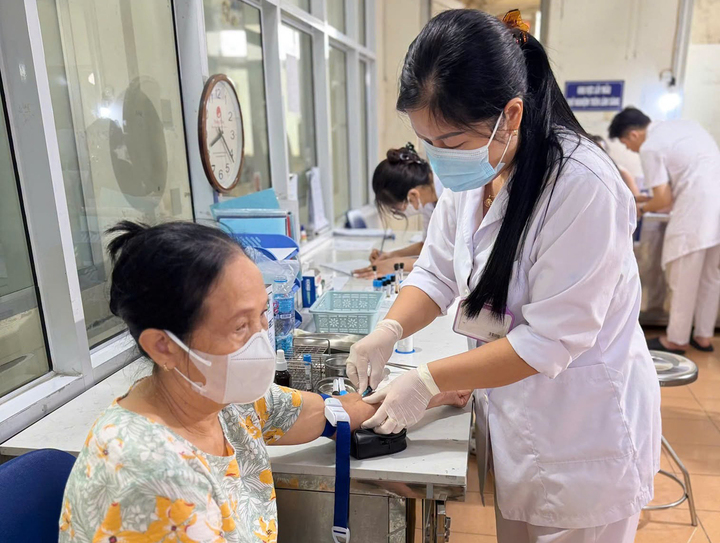 Người cao tuổi, người bệnh nặng sẽ được kh&aacute;m sức khỏe tại nh&agrave;- Ảnh 1.