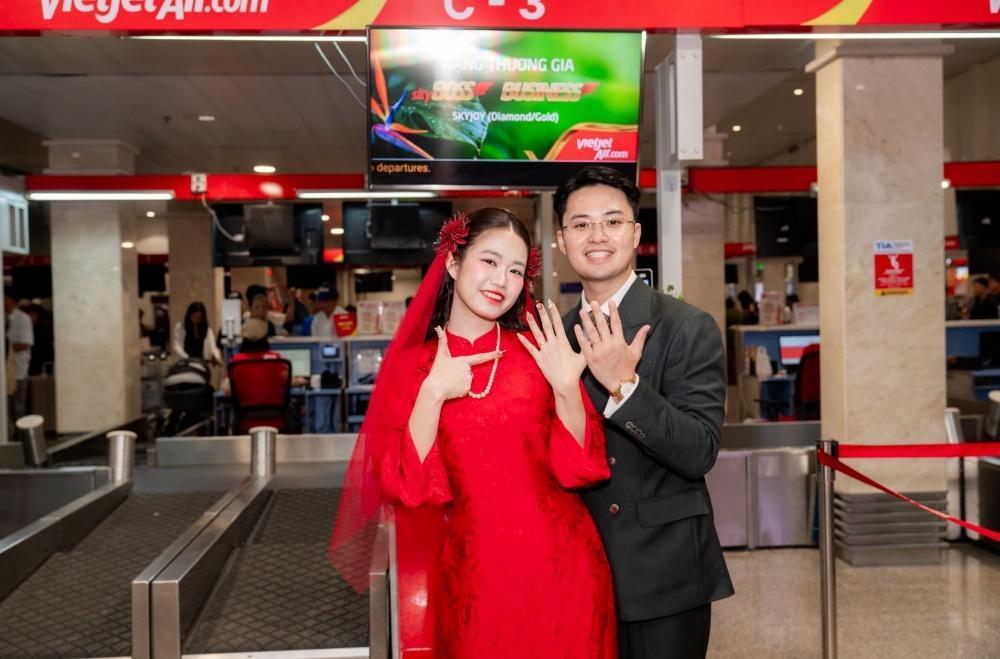 &rlm;&ldquo;Đưa n&agrave;ng về dinh&rdquo; bằng m&aacute;y bay của Vietjet, đ&ocirc;i trẻ c&oacute; lễ đưa d&acirc;u đặc biệt giữa tầng m&acirc;y&rlm; - Ảnh 1.