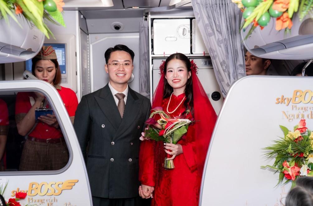 &rlm;&ldquo;Đưa n&agrave;ng về dinh&rdquo; bằng m&aacute;y bay của Vietjet, đ&ocirc;i trẻ c&oacute; lễ đưa d&acirc;u đặc biệt giữa tầng m&acirc;y&rlm; - Ảnh 2.