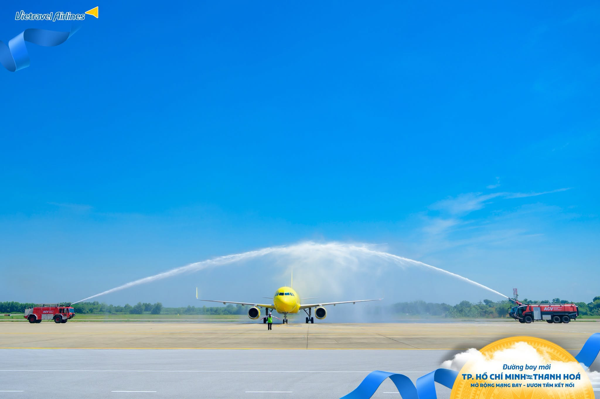 Đ&uacute;ng s&aacute;ng 1/10, chiếc Airbus đặc biệt chở hơn 100 h&agrave;nh kh&aacute;ch hạ c&aacute;nh s&acirc;n bay Thanh H&oacute;a, Gi&aacute;m đốc cảng h&agrave;ng kh&ocirc;ng trực tiếp c&oacute; mặt- Ảnh 1.