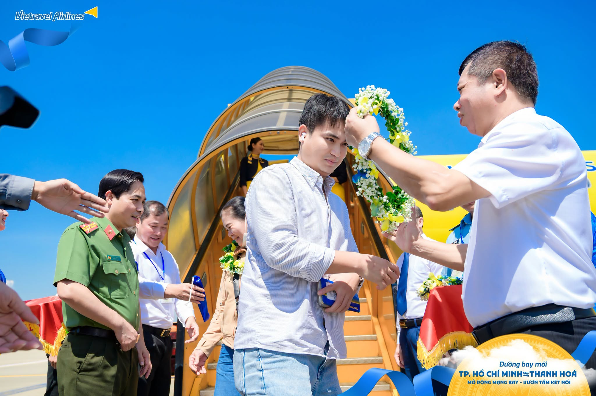 Đ&uacute;ng s&aacute;ng 1/10, chiếc Airbus đặc biệt chở hơn 100 h&agrave;nh kh&aacute;ch hạ c&aacute;nh s&acirc;n bay Thanh H&oacute;a, Gi&aacute;m đốc cảng h&agrave;ng kh&ocirc;ng trực tiếp c&oacute; mặt- Ảnh 2.