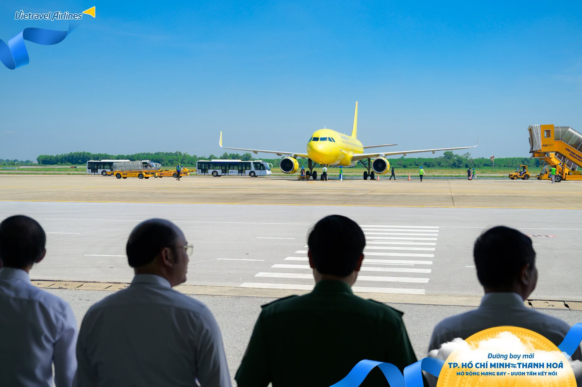 Đ&uacute;ng s&aacute;ng 1/10, chiếc Airbus đặc biệt chở hơn 100 h&agrave;nh kh&aacute;ch hạ c&aacute;nh s&acirc;n bay Thanh H&oacute;a, Gi&aacute;m đốc cảng h&agrave;ng kh&ocirc;ng trực tiếp c&oacute; mặt- Ảnh 6.