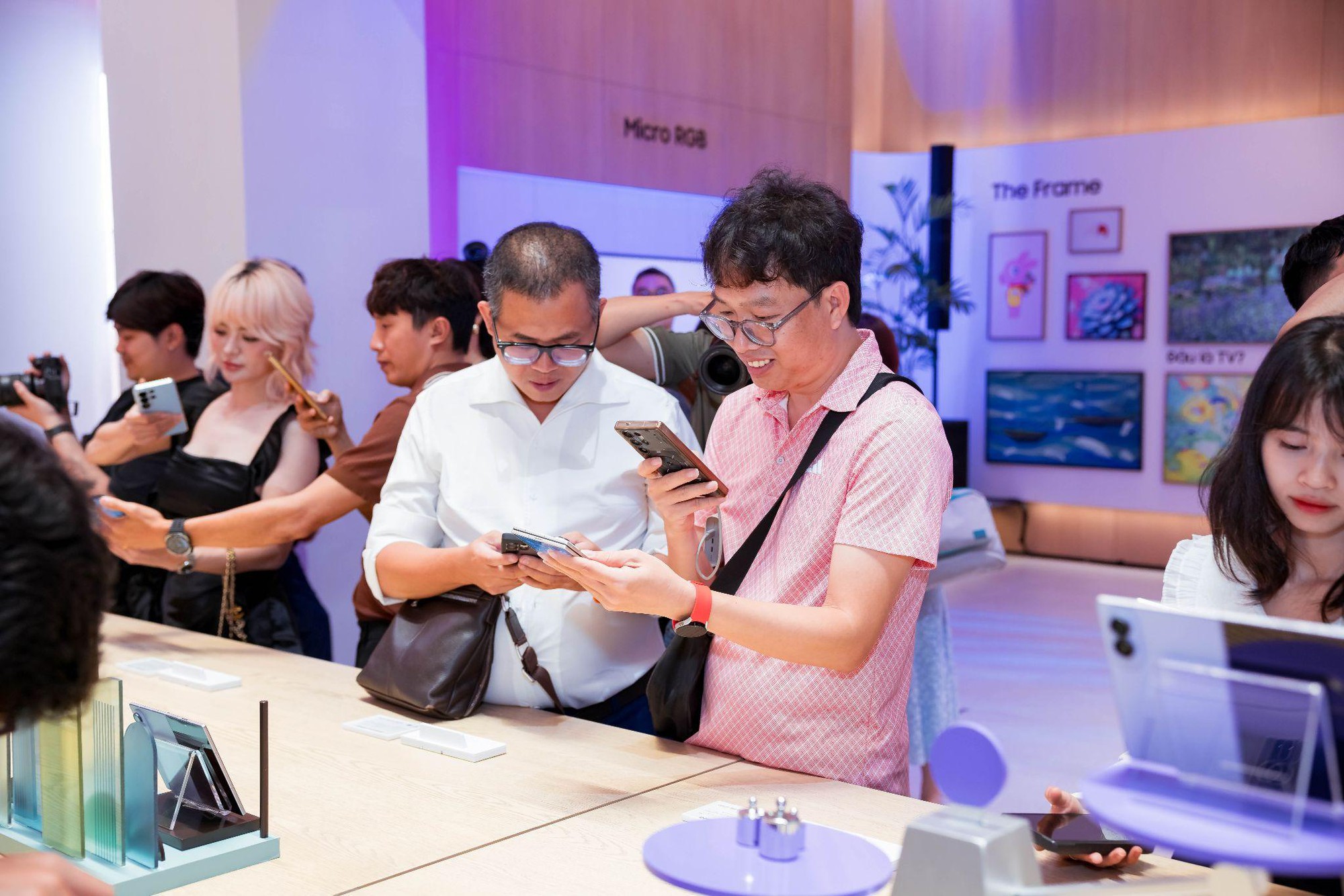 Thị trường dậy s&oacute;ng: Người d&ugrave;ng đổ x&ocirc; chốt đơn Galaxy Z8 series nhờ ch&iacute;nh s&aacute;ch b&igrave;nh ổn, sẵn s&agrave;ng giao ngay - Ảnh 3.