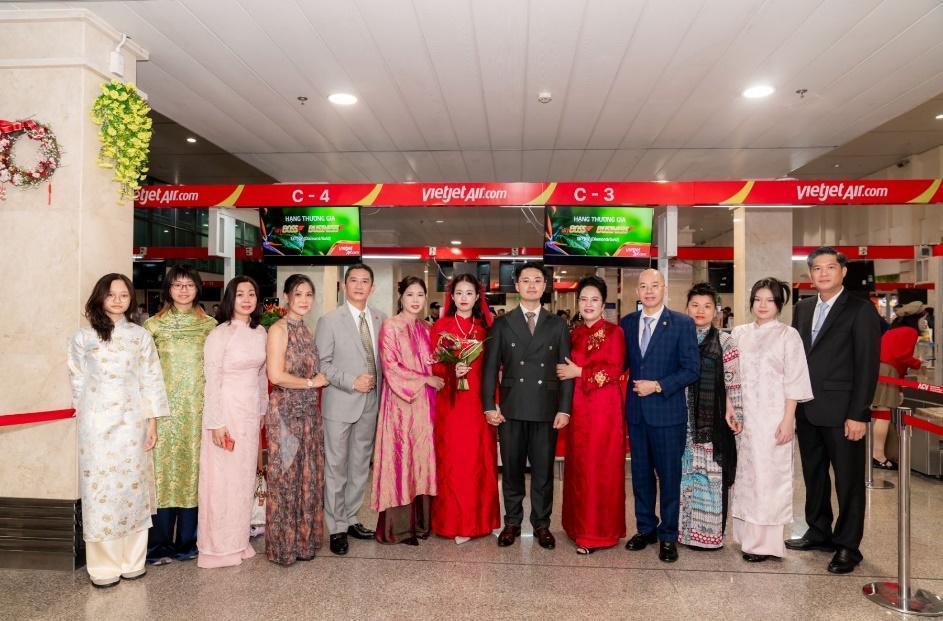 &rlm;&ldquo;Đưa n&agrave;ng về dinh&rdquo; bằng m&aacute;y bay của Vietjet, đ&ocirc;i trẻ c&oacute; lễ đưa d&acirc;u đặc biệt giữa tầng m&acirc;y&rlm; - Ảnh 4.