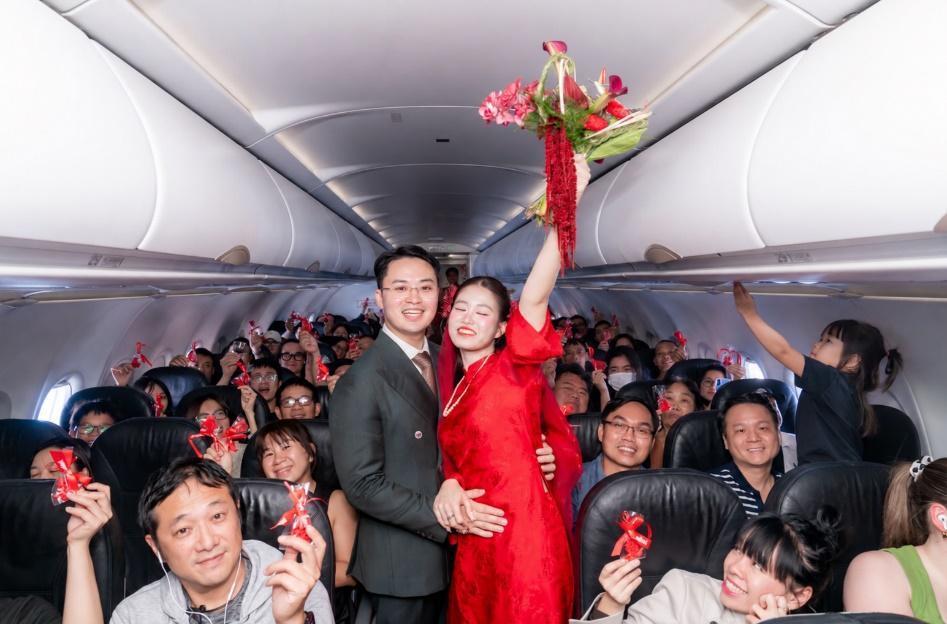 &rlm;&ldquo;Đưa n&agrave;ng về dinh&rdquo; bằng m&aacute;y bay của Vietjet, đ&ocirc;i trẻ c&oacute; lễ đưa d&acirc;u đặc biệt giữa tầng m&acirc;y&rlm; - Ảnh 5.