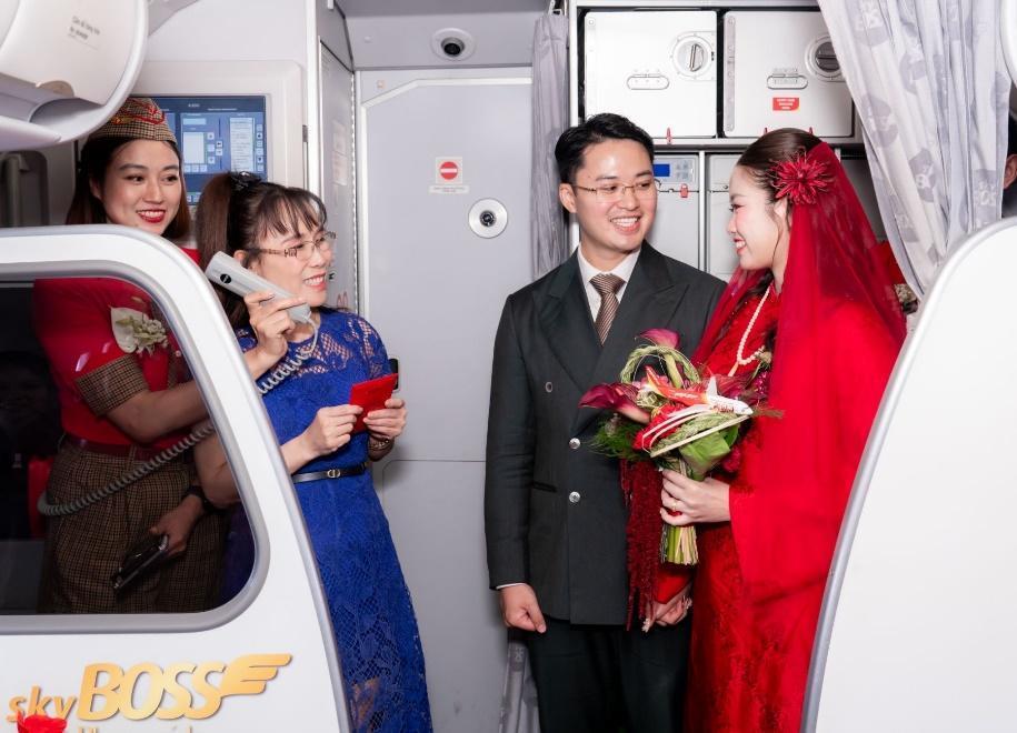 &rlm;&ldquo;Đưa n&agrave;ng về dinh&rdquo; bằng m&aacute;y bay của Vietjet, đ&ocirc;i trẻ c&oacute; lễ đưa d&acirc;u đặc biệt giữa tầng m&acirc;y&rlm; - Ảnh 6.