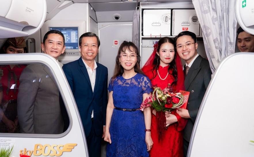 &rlm;&ldquo;Đưa n&agrave;ng về dinh&rdquo; bằng m&aacute;y bay của Vietjet, đ&ocirc;i trẻ c&oacute; lễ đưa d&acirc;u đặc biệt giữa tầng m&acirc;y&rlm; - Ảnh 7.