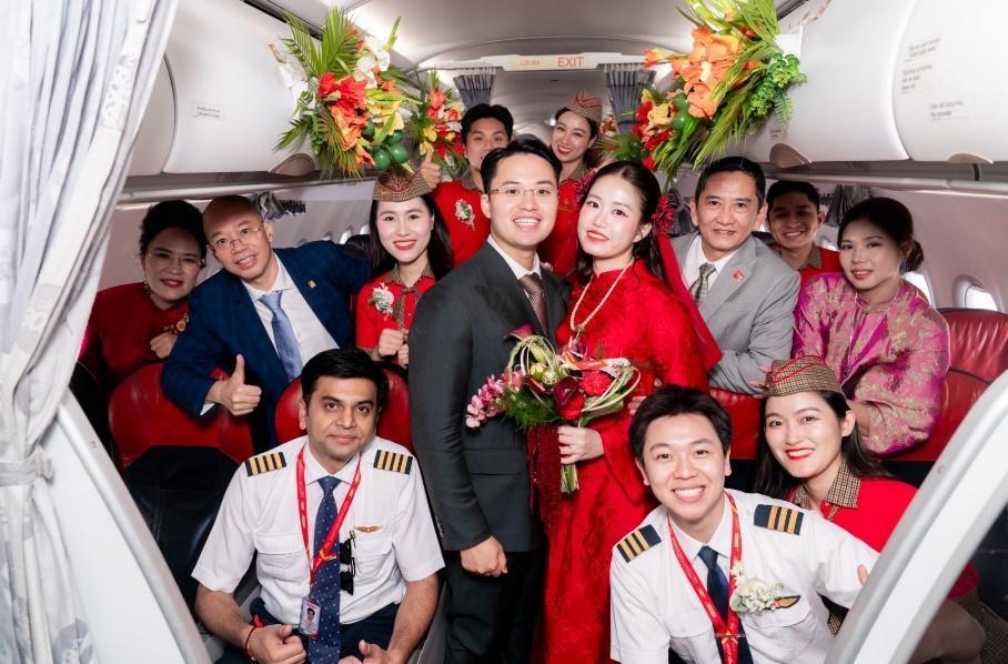 &rlm;&ldquo;Đưa n&agrave;ng về dinh&rdquo; bằng m&aacute;y bay của Vietjet, đ&ocirc;i trẻ c&oacute; lễ đưa d&acirc;u đặc biệt giữa tầng m&acirc;y&rlm; - Ảnh 8.