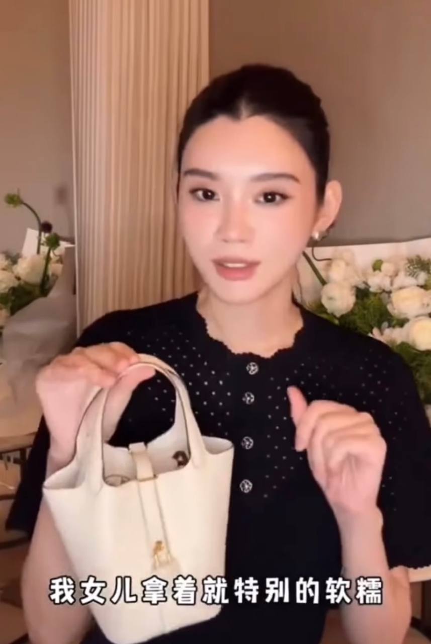 D&acirc;u h&agrave;o m&ocirc;n Hề Mộng Dao chi h&agrave;ng trăm triệu mua t&uacute;i Herm&egrave;s cho con g&aacute;i 2 tuổi- Ảnh 1.