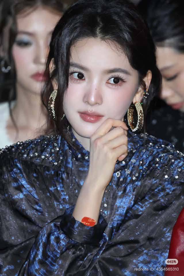 Chương Nhược Nam mặc sến đi fashion week, b&ugrave; lại được 1 điểm- Ảnh 5.