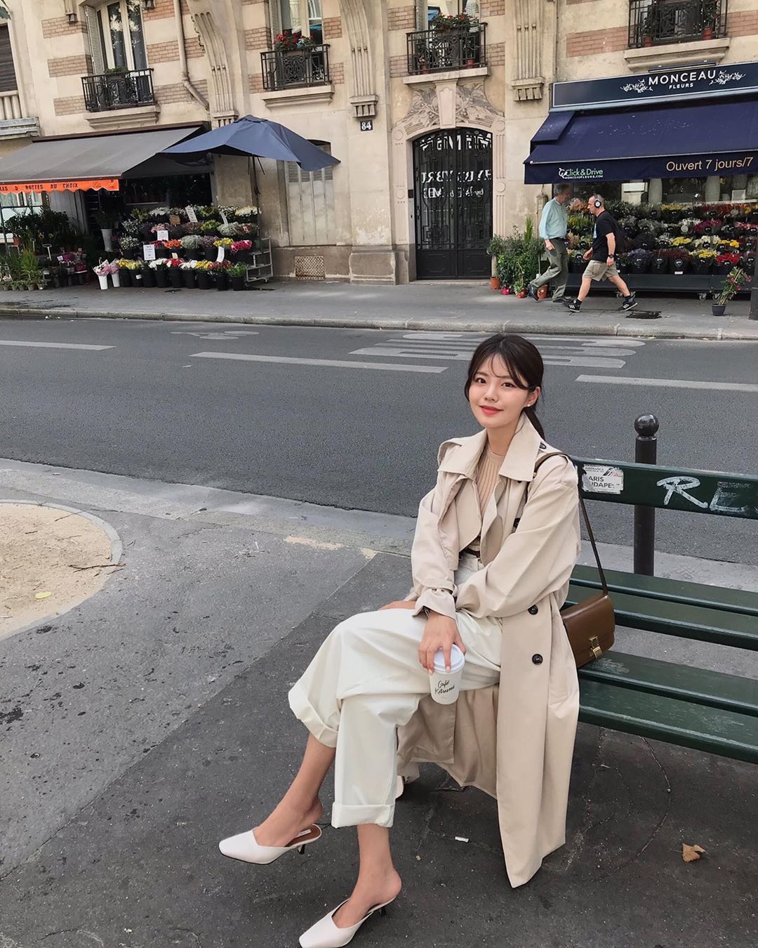 Kh&ocirc;ng phải &aacute;o vải tweed, đ&acirc;y mới l&agrave; kiểu &aacute;o kho&aacute;c kinh điển được H&agrave; Tăng lăng x&ecirc;: Chị em tuổi 35+ diện theo l&agrave; sang cả m&ugrave;a Thu Đ&ocirc;ng 2026- Ảnh 13.
