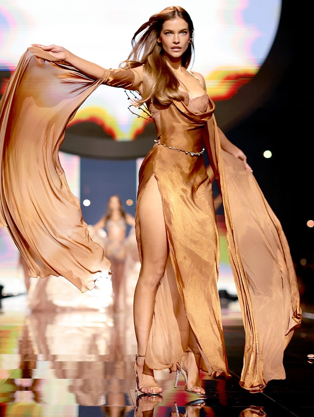 Barbara Palvin tr&igrave;nh diễn nội y sau 6 tuần sinh con bị tranh luận gay gắt: "Cơ thể phụ nữ sau sinh kh&ocirc;ng phải 1 dự &aacute;n cần chạy deadline"- Ảnh 5.