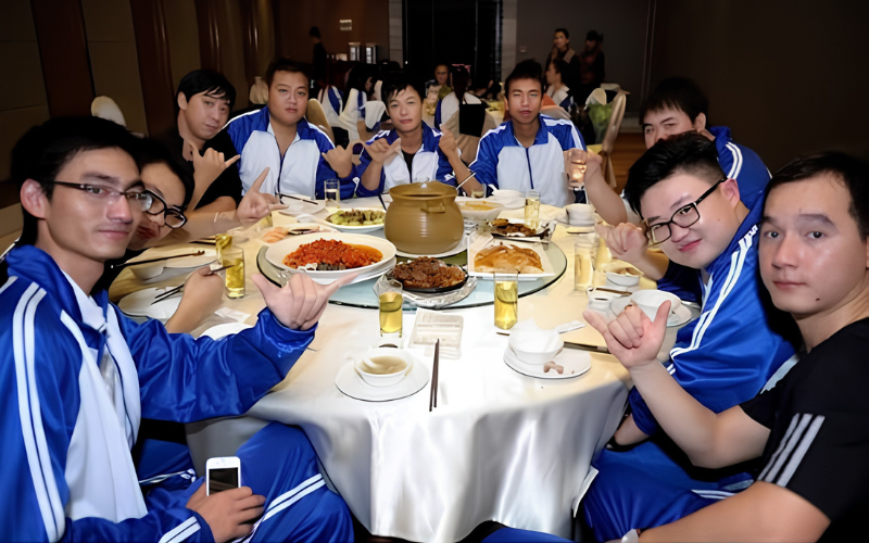 Đi họp lớp tranh trả h&oacute;a đơn, người đ&agrave;n &ocirc;ng bị bạn b&egrave; vay tiền suốt hơn 10 năm- Ảnh 1.