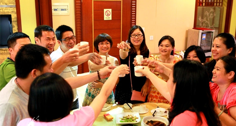 V&igrave; sao ng&agrave;y c&agrave;ng nhiều người đi họp lớp nhưng kh&ocirc;ng muốn cho bạn b&egrave; vay tiền? - Ảnh 1.
