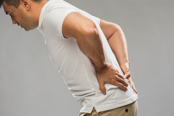 Uống thuốc c&uacute;m m&atilde;i kh&ocirc;ng khỏi, người đ&agrave;n &ocirc;ng đi kh&aacute;m ph&aacute;t hiện đốt sống bị vi khuẩn ph&aacute; hủy - Ảnh 2.