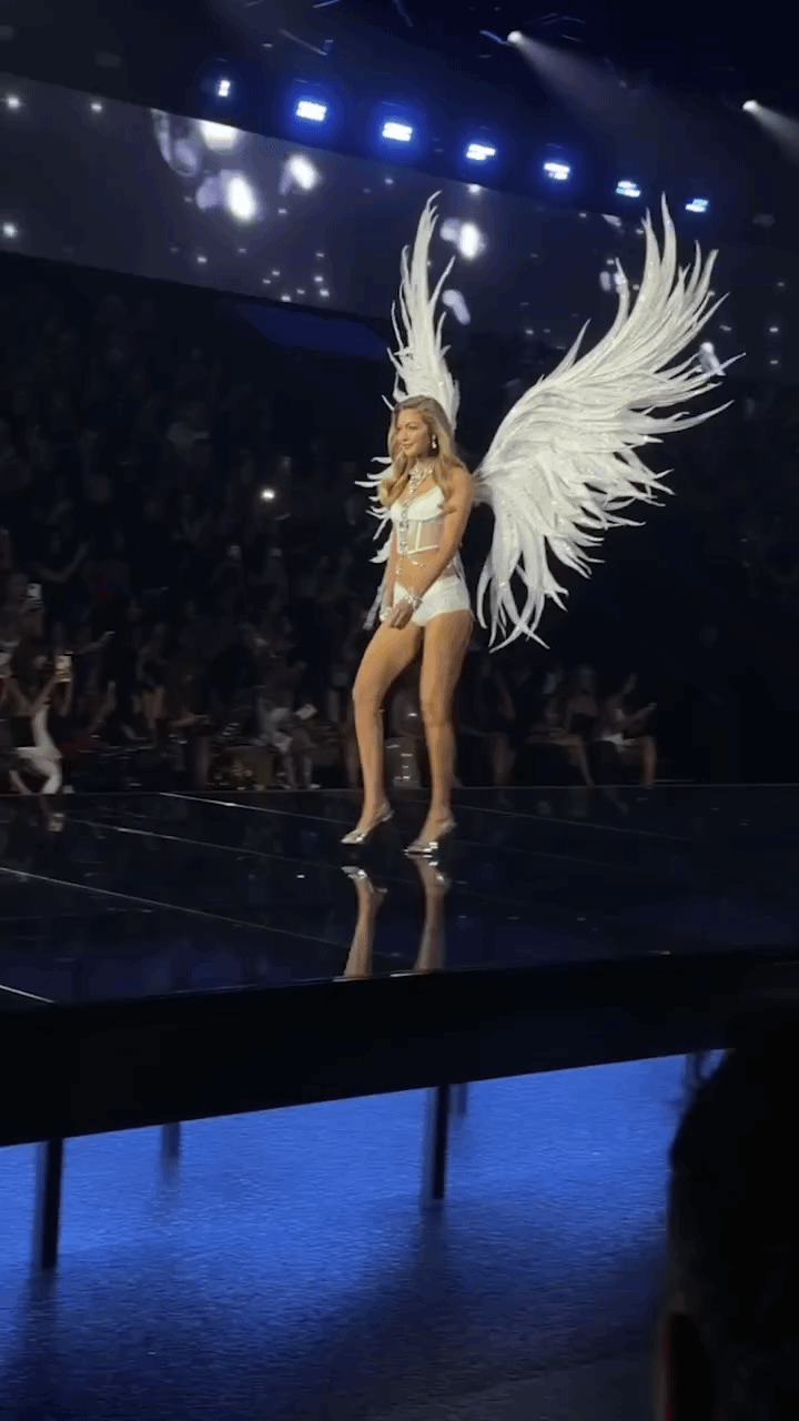 Si&ecirc;u mẫu thu nhập cao nhất thế giới bị ch&ecirc; thậm tệ tại Victoria's Secret Fashion Show- Ảnh 1.