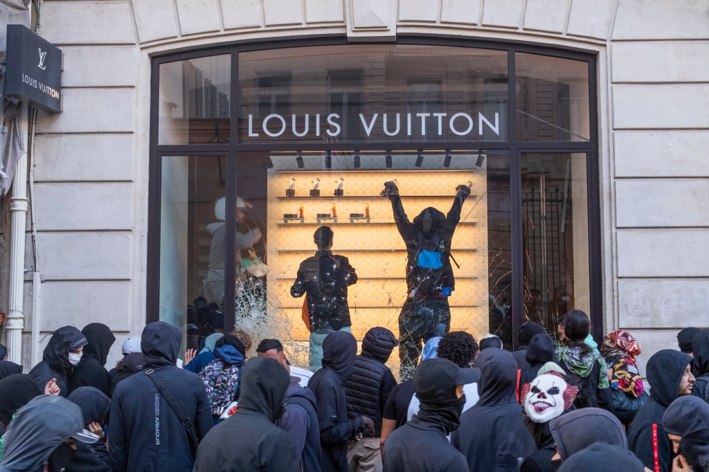 T&uacute;i hiệu Louis Vuitton, Herm&egrave;s... ngập tr&agrave;n, mỹ phẩm high-end g&oacute;i theo "bao" được rao gi&aacute; rẻ sau bạo loạn ở Ph&aacute;p: Ch&iacute;nh quyền cảnh b&aacute;o khẩn- Ảnh 3.