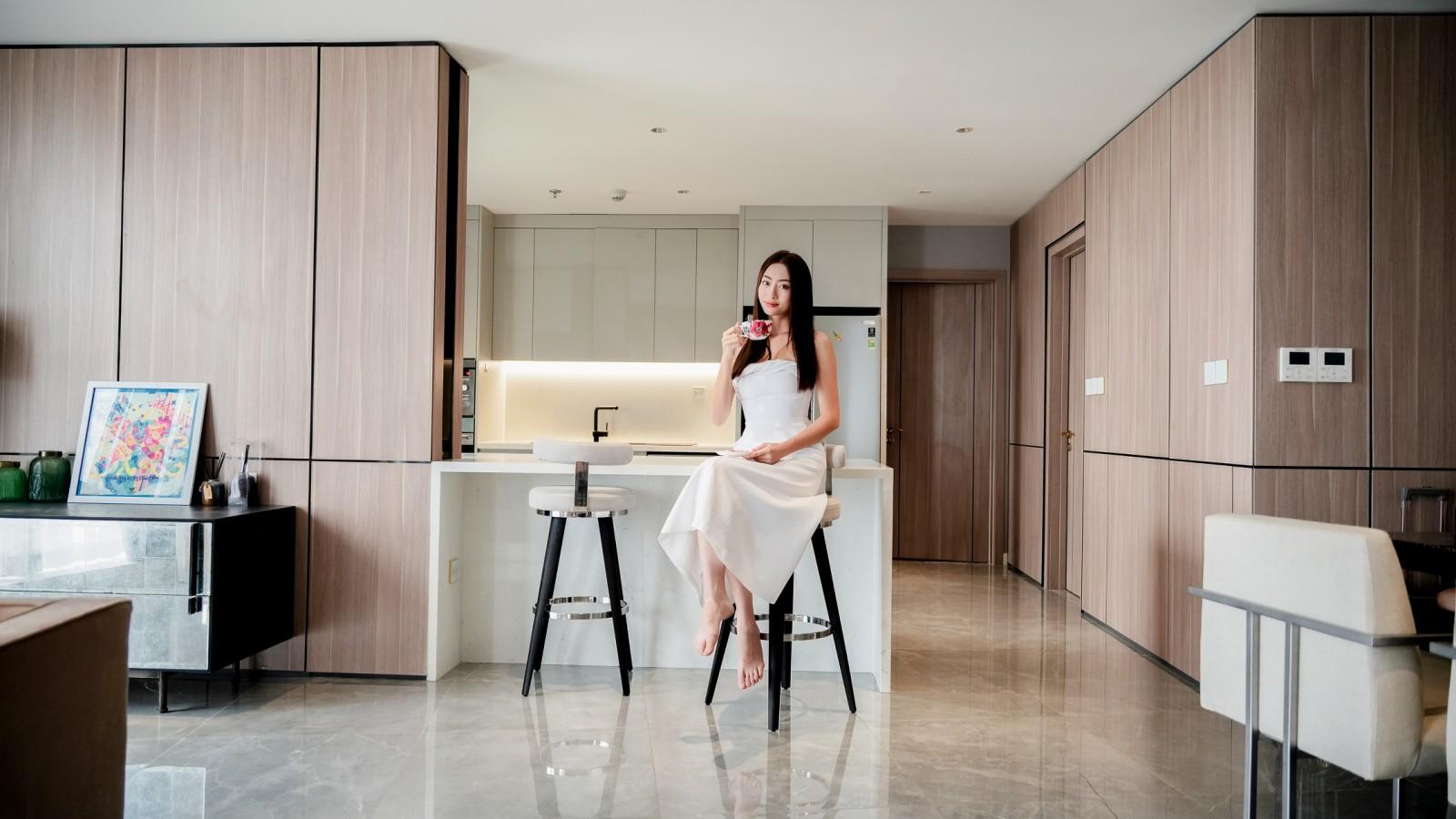 B&eacute; g&aacute;i cực xinh trong đ&ecirc;m Noel nay th&agrave;nh Hoa hậu đ&igrave;nh đ&aacute;m, 21 tuổi đ&atilde; mua căn hộ chục tỷ view Hồ T&acirc;y - Ảnh 8.