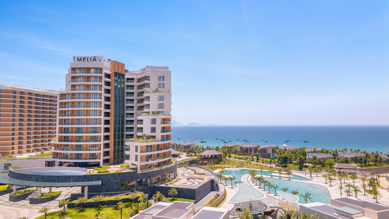 &rlm;Lộ diện resort mới toanh tại Cam Ranh: Hồ bơi v&ocirc; cực s&aacute;t biển, ăn uống thả ga trọn g&oacute;i v&agrave; được dẫn theo th&uacute; cưng đi mu&ocirc;n nơi&rlm; - Ảnh 1.