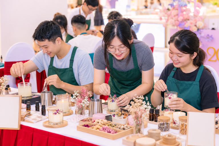 Khi y&ecirc;u thương được gửi trao theo nhiều c&aacute;ch: Vincom mang kh&ocirc;ng kh&iacute; 20/10 rộn r&agrave;ng khắp cả nước - Ảnh 11.