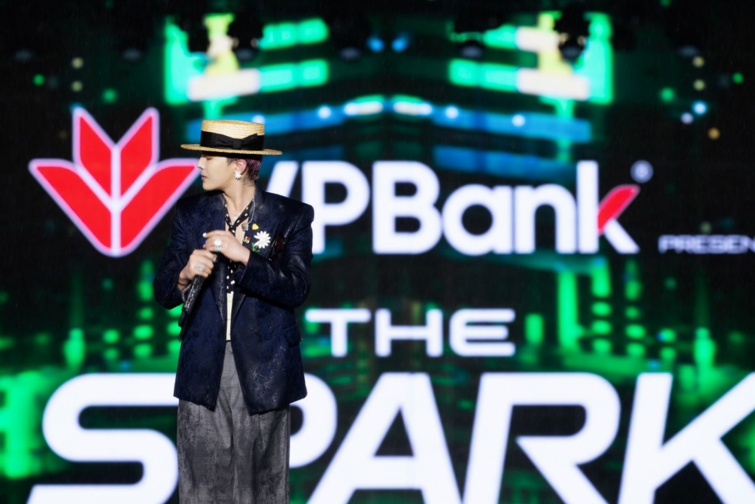 Bộ đ&ocirc;i "3 b&iacute;ch&rdquo; mới của fan Kpop Việt: VPShow v&agrave; thẻ VPBank- Ảnh 1.
