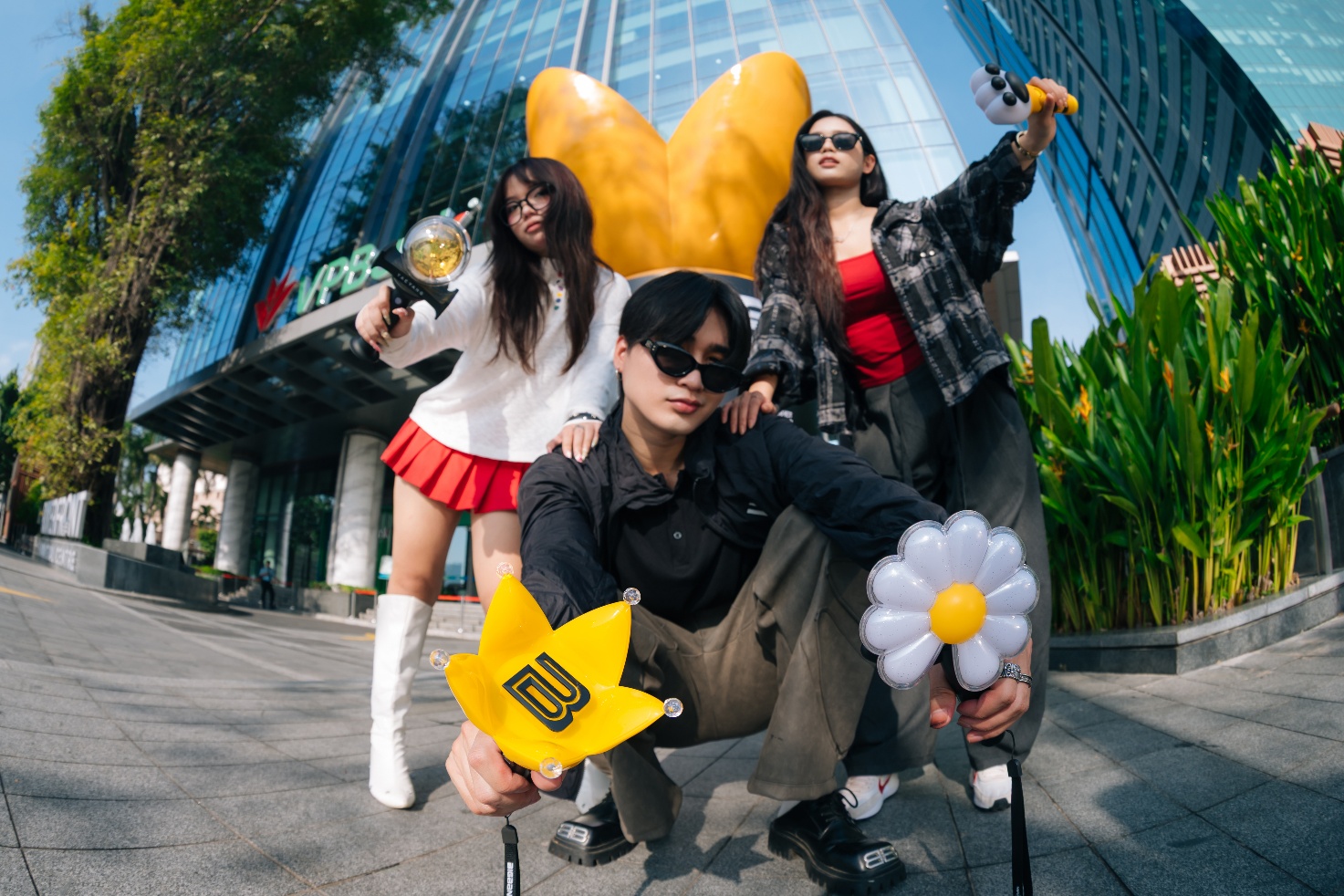 Bộ đ&ocirc;i "3 b&iacute;ch&rdquo; mới của fan Kpop Việt: VPShow v&agrave; thẻ VPBank- Ảnh 2.