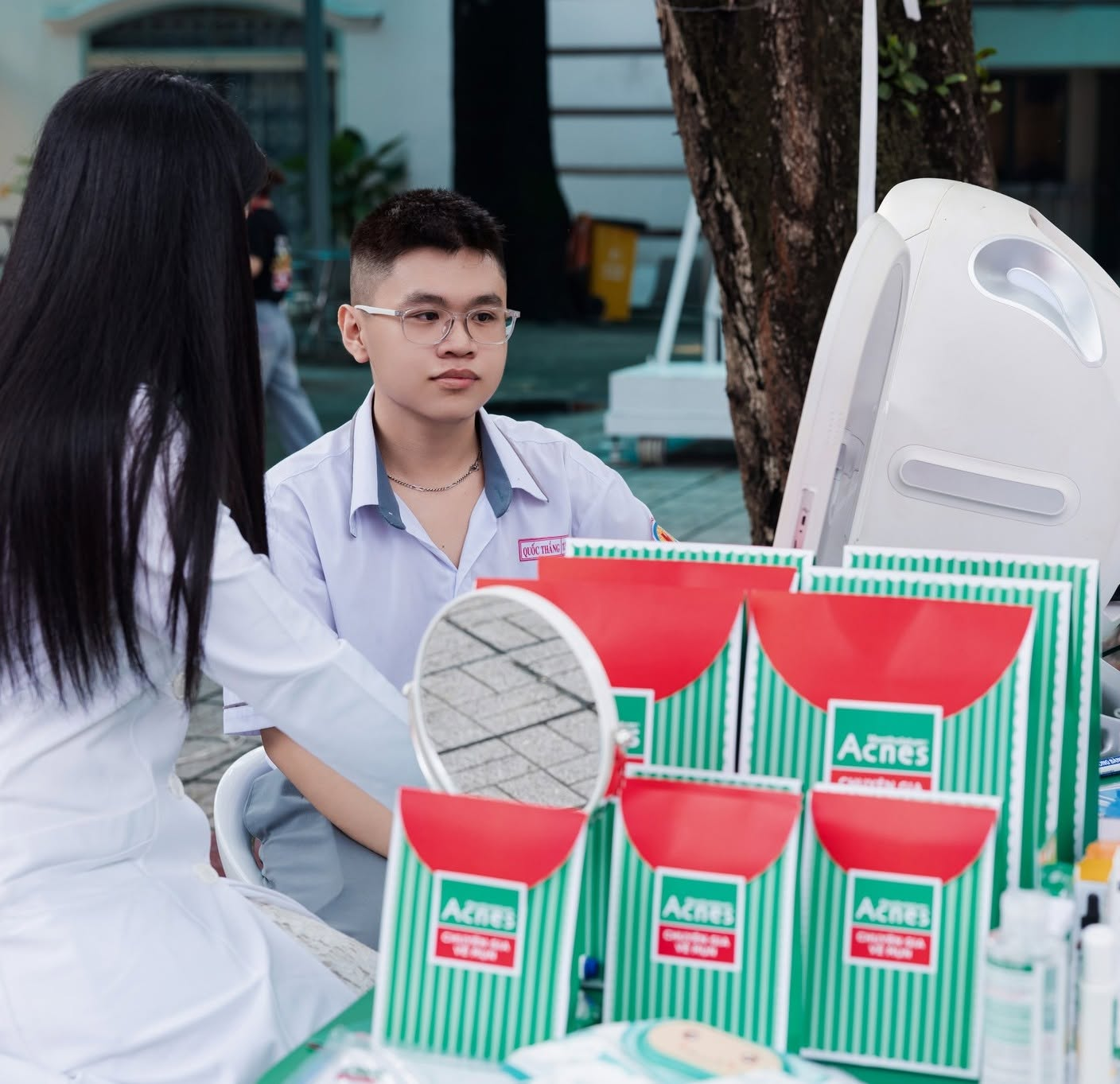 Acnes c&ugrave;ng Jollibee &ldquo;Mở ra niềm vui&rdquo; tại The Jolly School - Yah! 2026, lan tỏa kiến thức chăm da khoa học đến học sinh - Ảnh 4.