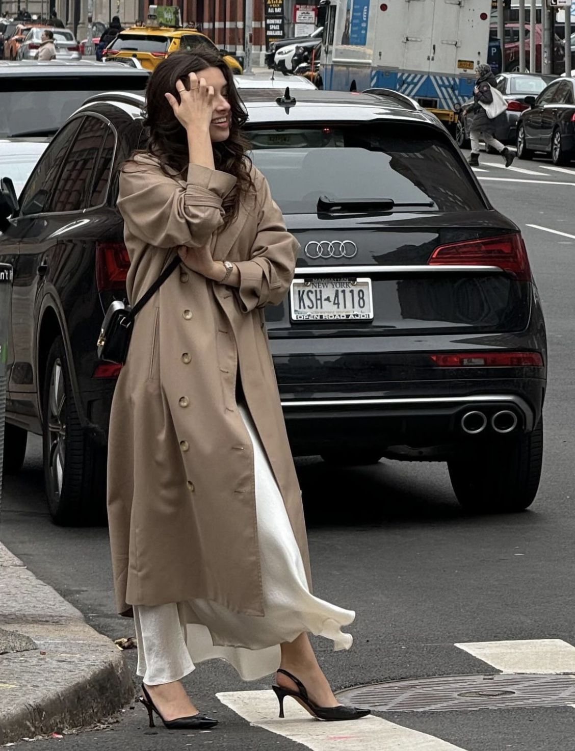 Kh&ocirc;ng phải &aacute;o vải tweed, đ&acirc;y mới l&agrave; kiểu &aacute;o kho&aacute;c kinh điển được H&agrave; Tăng lăng x&ecirc;: Chị em tuổi 35+ diện theo l&agrave; sang cả m&ugrave;a Thu Đ&ocirc;ng 2026- Ảnh 5.
