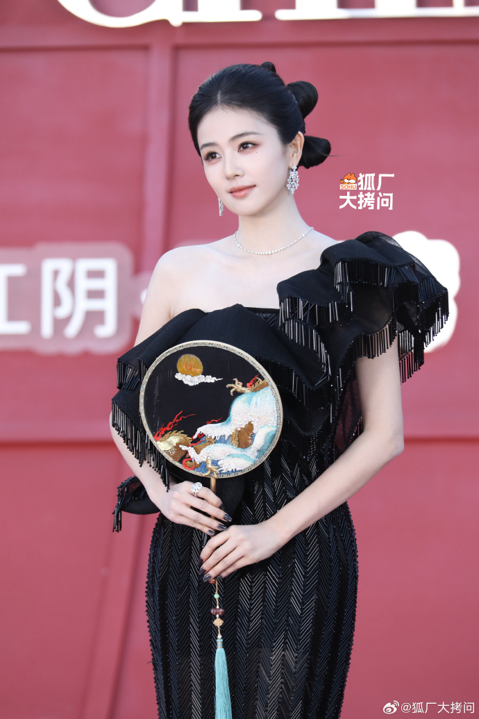Sự kiện drama nhất h&ocirc;m nay: Triệu Lộ Tư đ&egrave; bẹp Dương Mịch - Bạch Lộc, 1 mỹ nh&acirc;n nổi trận l&ocirc;i đ&igrave;nh "quậy" BTC ở hậu trường- Ảnh 3.