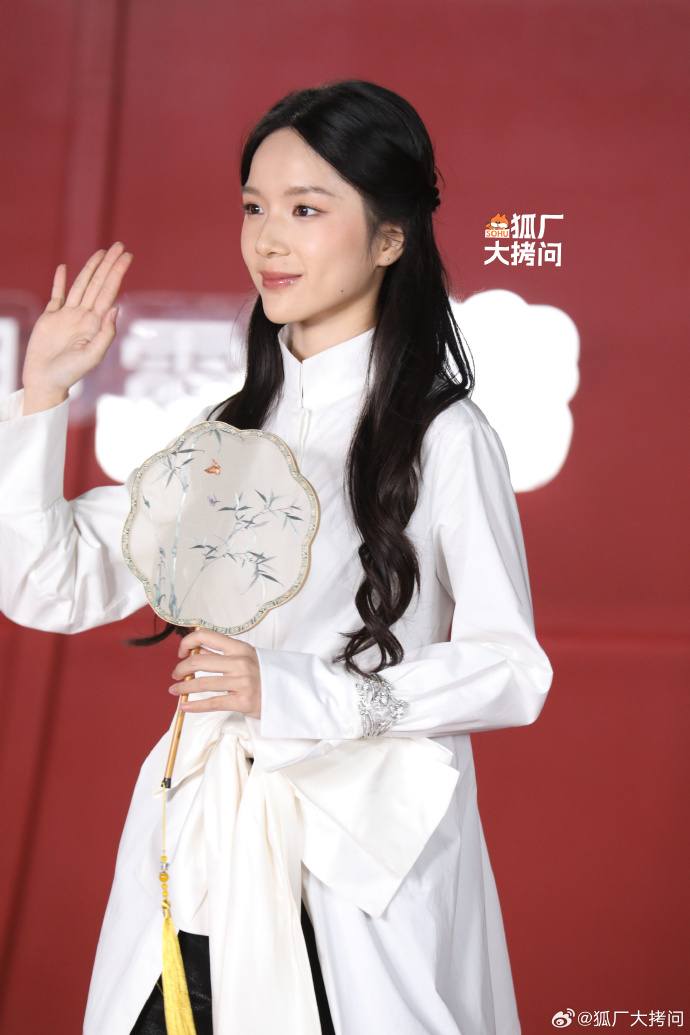 Sự kiện drama nhất h&ocirc;m nay: Triệu Lộ Tư đ&egrave; bẹp Dương Mịch - Bạch Lộc, 1 mỹ nh&acirc;n nổi trận l&ocirc;i đ&igrave;nh "quậy" BTC ở hậu trường- Ảnh 13.