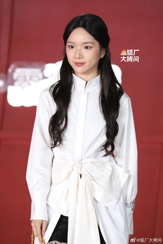 Sự kiện drama nhất h&ocirc;m nay: Triệu Lộ Tư đ&egrave; bẹp Dương Mịch - Bạch Lộc, 1 mỹ nh&acirc;n nổi trận l&ocirc;i đ&igrave;nh "quậy" BTC ở hậu trường- Ảnh 12.