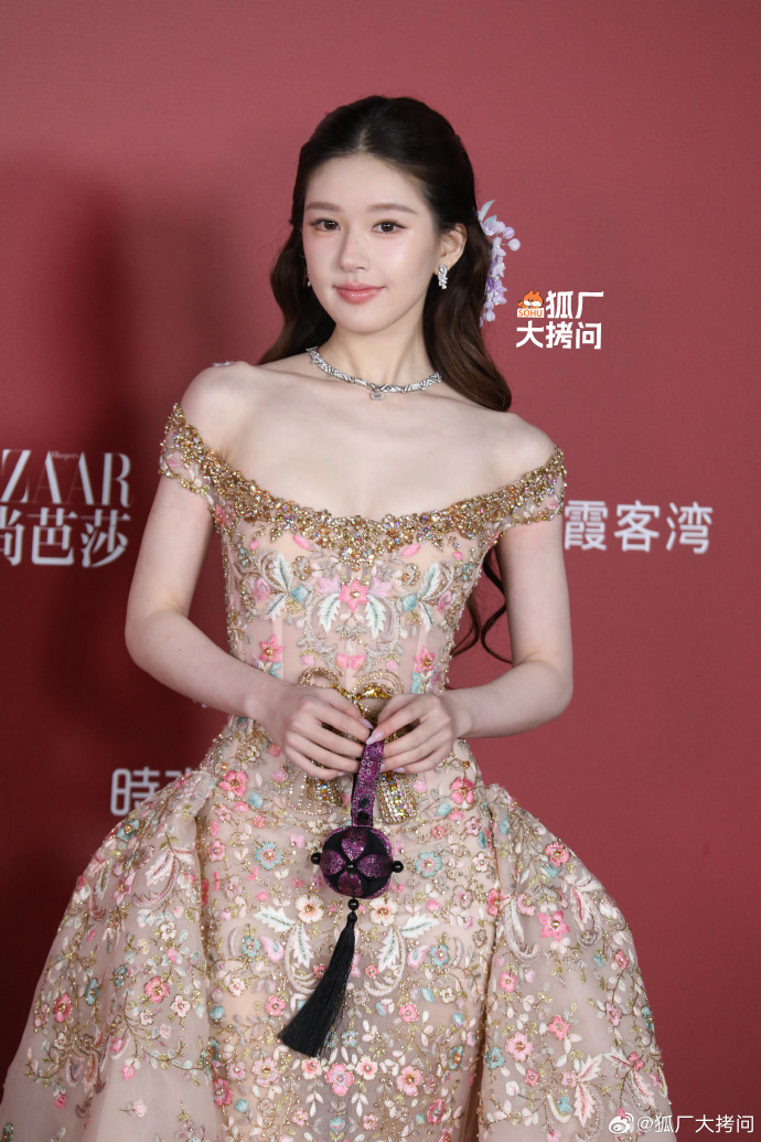 Sự kiện drama nhất h&ocirc;m nay: Triệu Lộ Tư đ&egrave; bẹp Dương Mịch - Bạch Lộc, 1 mỹ nh&acirc;n nổi trận l&ocirc;i đ&igrave;nh "quậy" BTC ở hậu trường- Ảnh 4.