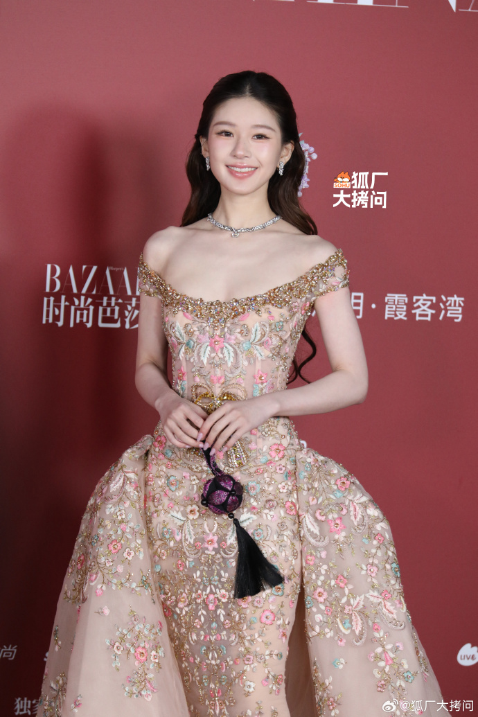 Sự kiện drama nhất h&ocirc;m nay: Triệu Lộ Tư đ&egrave; bẹp Dương Mịch - Bạch Lộc, 1 mỹ nh&acirc;n nổi trận l&ocirc;i đ&igrave;nh "quậy" BTC ở hậu trường- Ảnh 5.